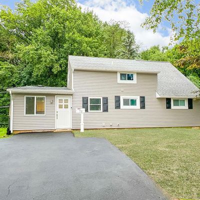 72 Roundwood Ln, Levittown, PA 19055