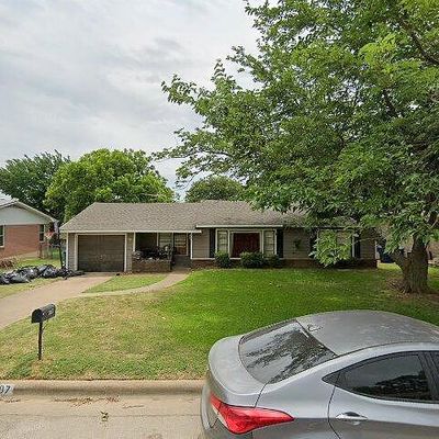 107 Oakwood Dr, Keene, TX 76059