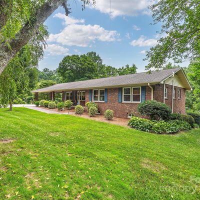 11 Country Rd, Hendersonville, NC 28791