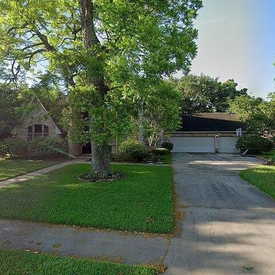 116 Strawberry Dr, Lake Jackson, TX 77566