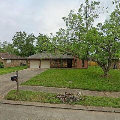 105 Marigold St, Lake Jackson, TX 77566