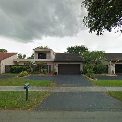 19408 W Lake Dr, Hialeah, FL 33015