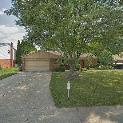 17208 Merryweather St, Clinton Township, MI 48038