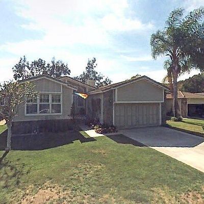 2355 Mapleleaf Dr, Vista, CA 92081