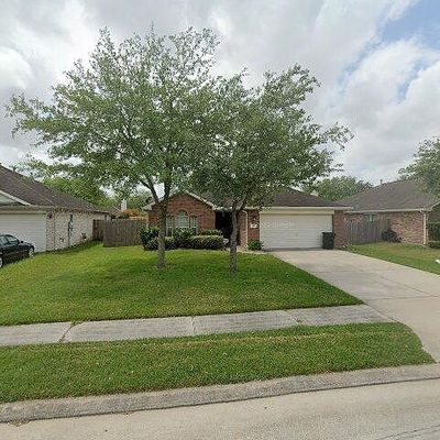 213 Silverbrook Ln, Dickinson, TX 77539