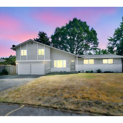 2222 Princeton Dr, Eugene, OR 97405