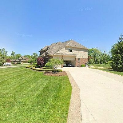 2925 Spring Ct, Oakland, MI 48363