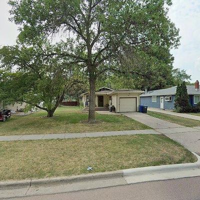 2702 9 1/2 St N, Fargo, ND 58102