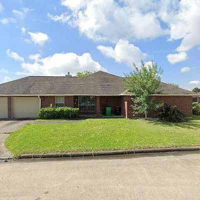 28 Quailwood Dr, Baytown, TX 77521