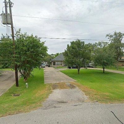 41 Robinhood Ln, Clute, TX 77531