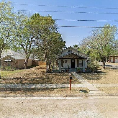 411 W Park Ave, Devine, TX 78016