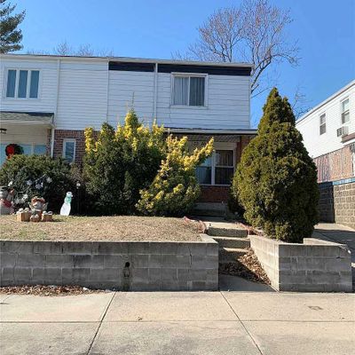 5320 207 Th St, Oakland Gardens, NY 11364