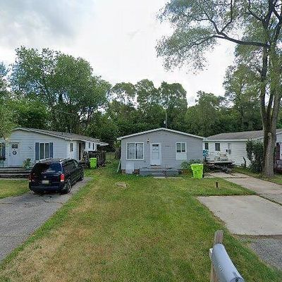 5560 Lake Grove Dr, White Lake, MI 48383