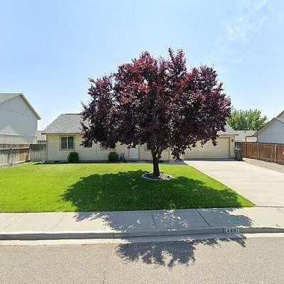 4881 Thrush Ln, West Richland, WA 99353