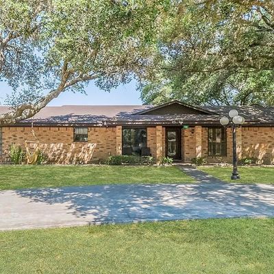 506 Kahn St, Hallettsville, TX 77964