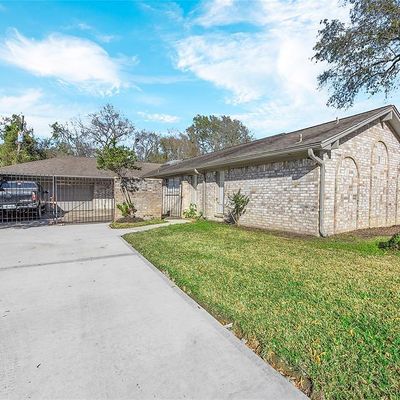 506 River Bend Dr, Baytown, TX 77521