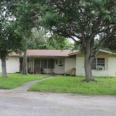 606 Travis St, Refugio, TX 78377