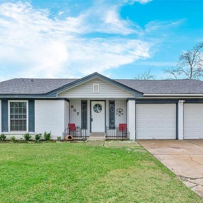 607 Meadowglen Dr, Baytown, TX 77521