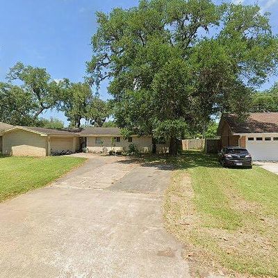 617 Magnolia St, Lake Jackson, TX 77566