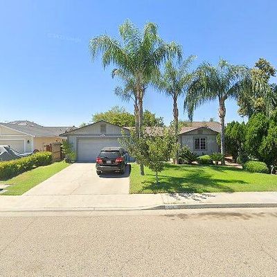 809 N Lyndsay Way, Dinuba, CA 93618