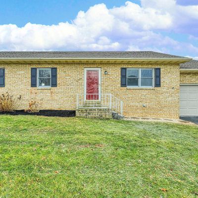 81 Lion Dr, Hanover, PA 17331