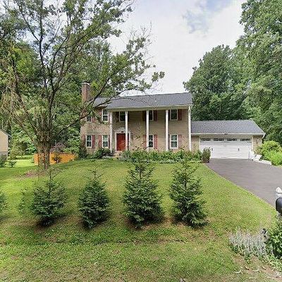 916 Challedon Rd, Great Falls, VA 22066