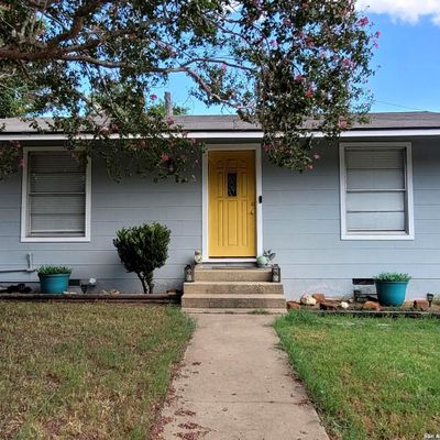 1104 E St, Floresville, TX 78114