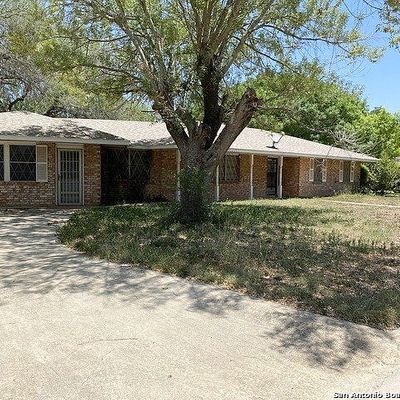 1504 31 St St, Hondo, TX 78861