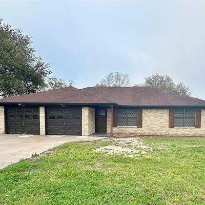 1907 Avenue E, Danbury, TX 77534