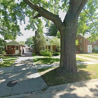 2190 Hawthorne Rd, Grosse Pointe Woods, MI 48236