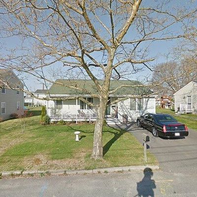 33 Buttonwood St, Bristol, RI 02809