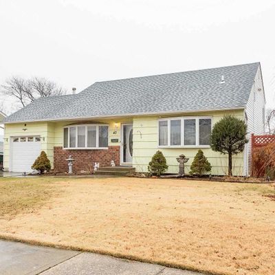 43 W Kissimee Rd, Lindenhurst, NY 11757