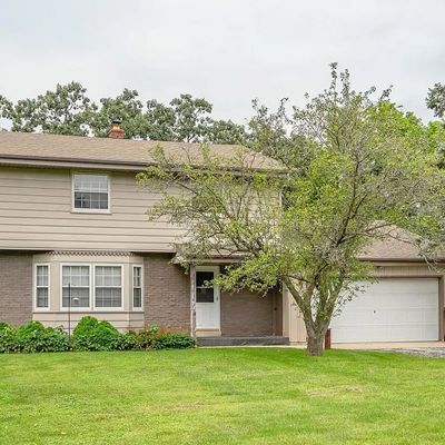 702 Maple Way N, Waukesha, WI 53188