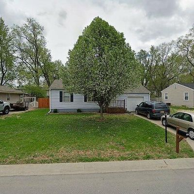 102 Woodland Rd, Lansing, KS 66043