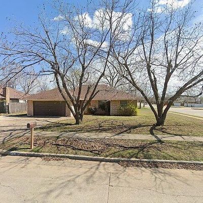 1300 Smoking Tree St, Moore, OK 73160