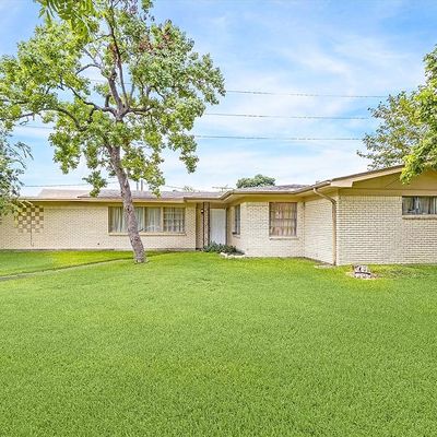 200 Brownwood Dr, Baytown, TX 77520