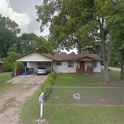 202 James St, Center, TX 75935