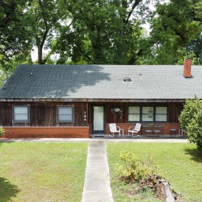 704 Columbia Ave, Lake Waccamaw, NC 28450