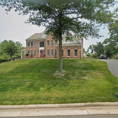 10408 Dunn Meadow Rd, Vienna, VA 22182