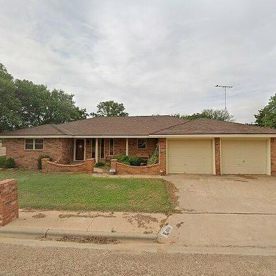 108 Dogwood Ln, Levelland, TX 79336