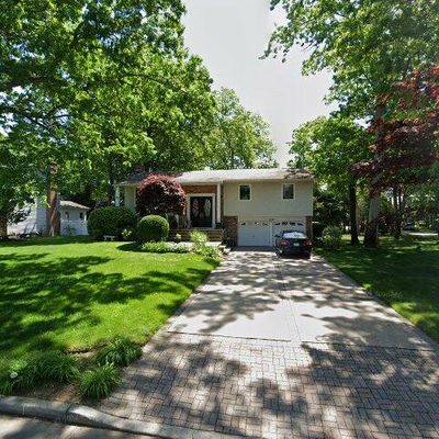 11 Penguin Ln, Commack, NY 11725