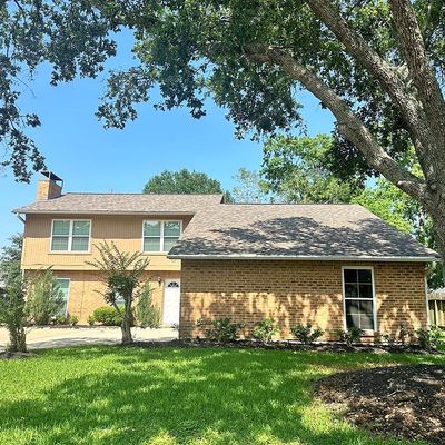 313 Gleneagles Dr, Friendswood, TX 77546