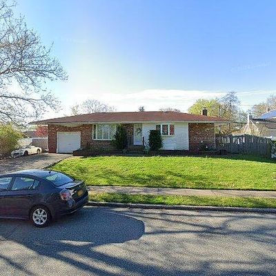 28 Sheldon Pl, Commack, NY 11725