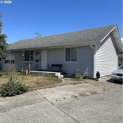 679 W Alder Pl, Reedsport, OR 97467