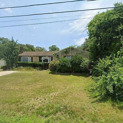 70 Yale St, Islip, NY 11751