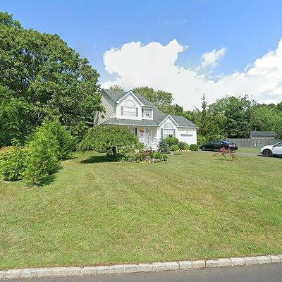 8 Wiltshire Ct, Center Moriches, NY 11934