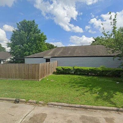 9303 Corner Oaks Ln, Houston, TX 77036