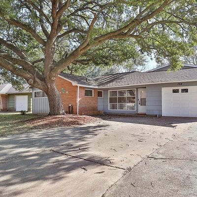 104 Palm Ln, Lake Jackson, TX 77566