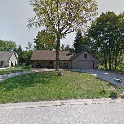 W220 N2612 Maplewood Ln, Waukesha, WI 53186