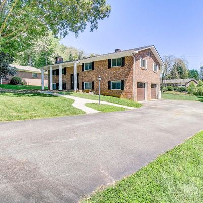 1134 Carousel Ln, Hendersonville, NC 28792